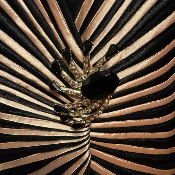 Elegant Black and White Women's Dress Suit - Picture 3 of 16